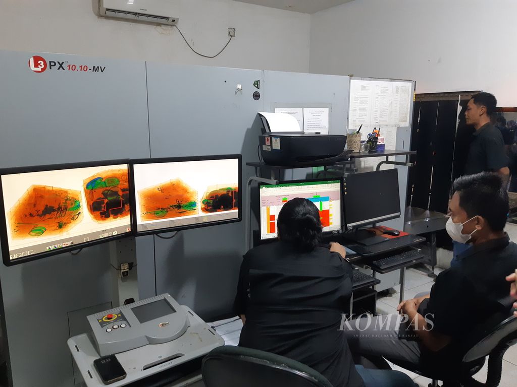 Officials at the Indra Jaya Swastika Temporary Storage Site in Surabaya, East Java, conducted electronic scanning (X-ray) of the contents of packages sent by Indonesian migrant workers before determining the classification of their importation route.
