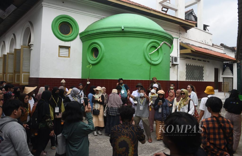 Peserta Peneleh Heritage Track berada di samping Masjid Jami' Peneleh dalam rangka Festival Peneleh, Kelurahan Peneleh, Surabaya, Jumat (7/7/2023).
