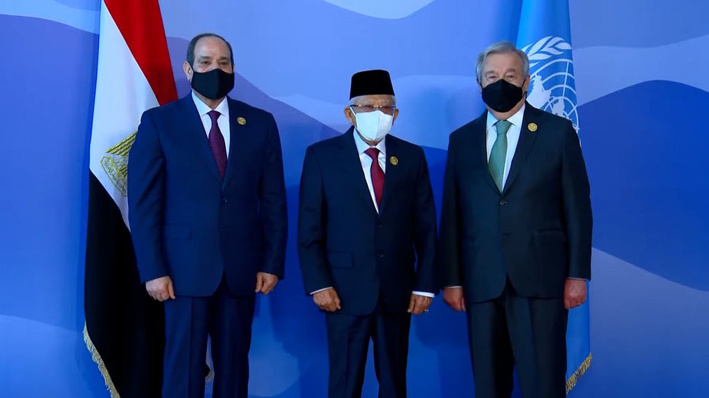 Wakil Presiden Ma'ruf Amin menghadiri pembukaan COP 27 di Sharm el Sheikh, Mesir, Senin (7/11/2022). Presiden Mesir Abdel Fattah el-Asisi (kiri) dan Sekretaris Jenderal Perserikatan Bangsa-Bangsa Antonio Guterres (kanan) menyambut.