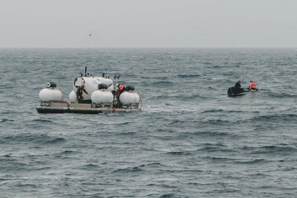 Dalam foto yang dirilis Action Aviation ini, kapal selam mini Titan tampak sedang dipersiapkan untuk menyelam ke Samudra Atlantik dalam ekspedisi ke Titanic pada 18 Juni 2023.