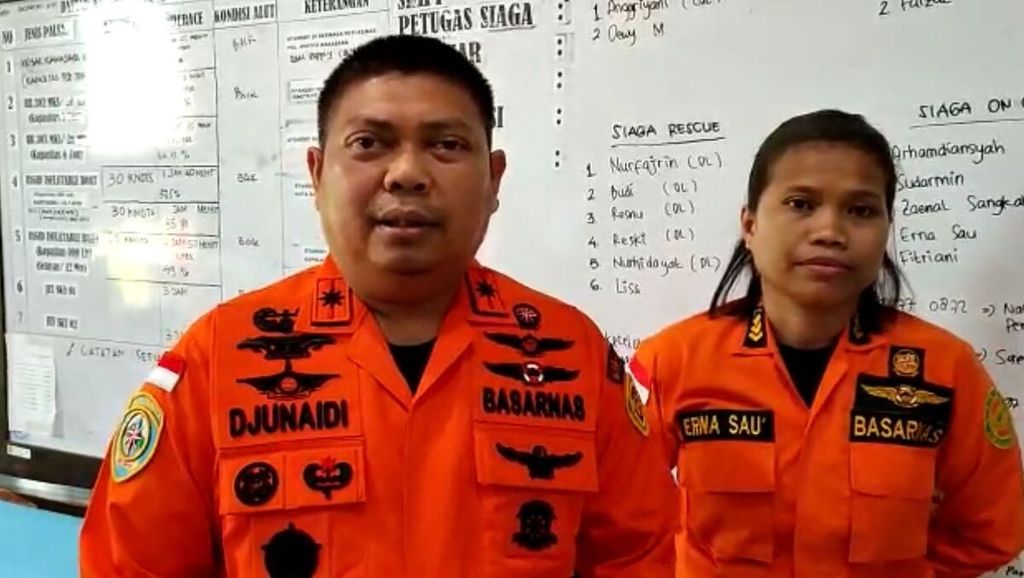Kepala Basarnas Sulsel Djunaidi memberikan keterangan kepada wartawan di Makassar, Sabtu (28/5/2022), terkait pencarian korban KM Ladang Pertiwi yang tenggelam di Selat Makassar.