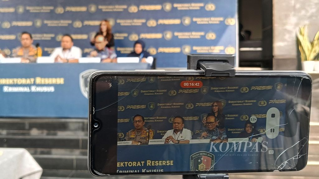 Polda Metro Jaya mengungkap kasus pembuatan dan penyebaran video asusila R (22) bersama anaknya, MR (4), Rabu (5/6/2024). Aktivitas asusila ini dia lakukan karena tergiur uang dari sang penyebar konten.