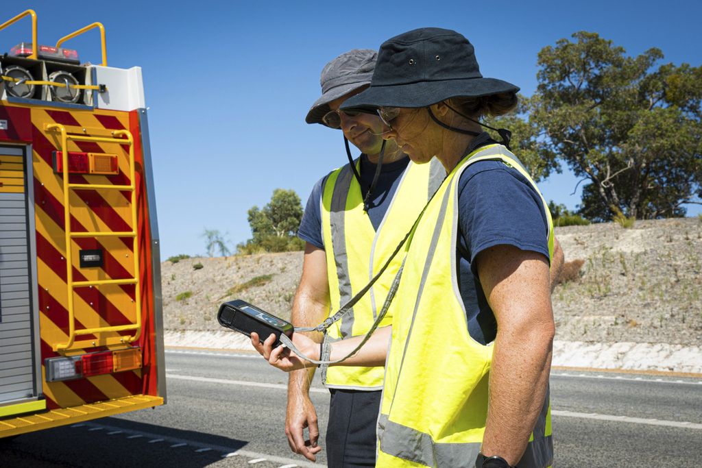 Foto yang disediakan Departemen Pemadam Kebakaran dan Layanan Kedaruratan memperlihatkan petugas tengah mencari kapsul radioaktif yang jatuh dari truk saat pengiriman melalui rute di pinggiran Perth, Australia, 28 Januari 2023. 