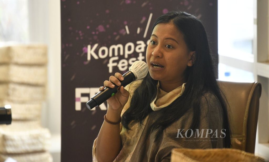 Novieta Tourisia hadir sebagai pemateri dalam <i>workshop</i> Kompasfest 2022 Presented by BNI di Kalla di Kalijaga, Jakarta Selatan, Sabtu (20/8/2022). Sejumlah <i>workshop</i> yang terbagi dalam dua kelas dengan menampilkan sejumlah pemateri yang membahas ide-ide kreatif dan inspiratif dihadirkan dalam hari kedua Kompasfest 2022 yang mengusung tema Freedom
