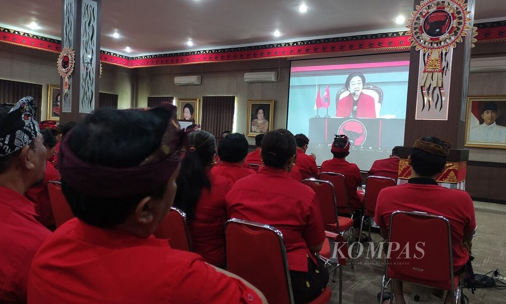 Suasana di Kantor DPD PDI-P Provinsi Bali, Kota Denpasar, Rabu (10/1/2024), saat peringatan HUT Ke-51 PDI-P, yang ditayangkan dari Sekolah Partai DPP PDI-P di Jakarta. 