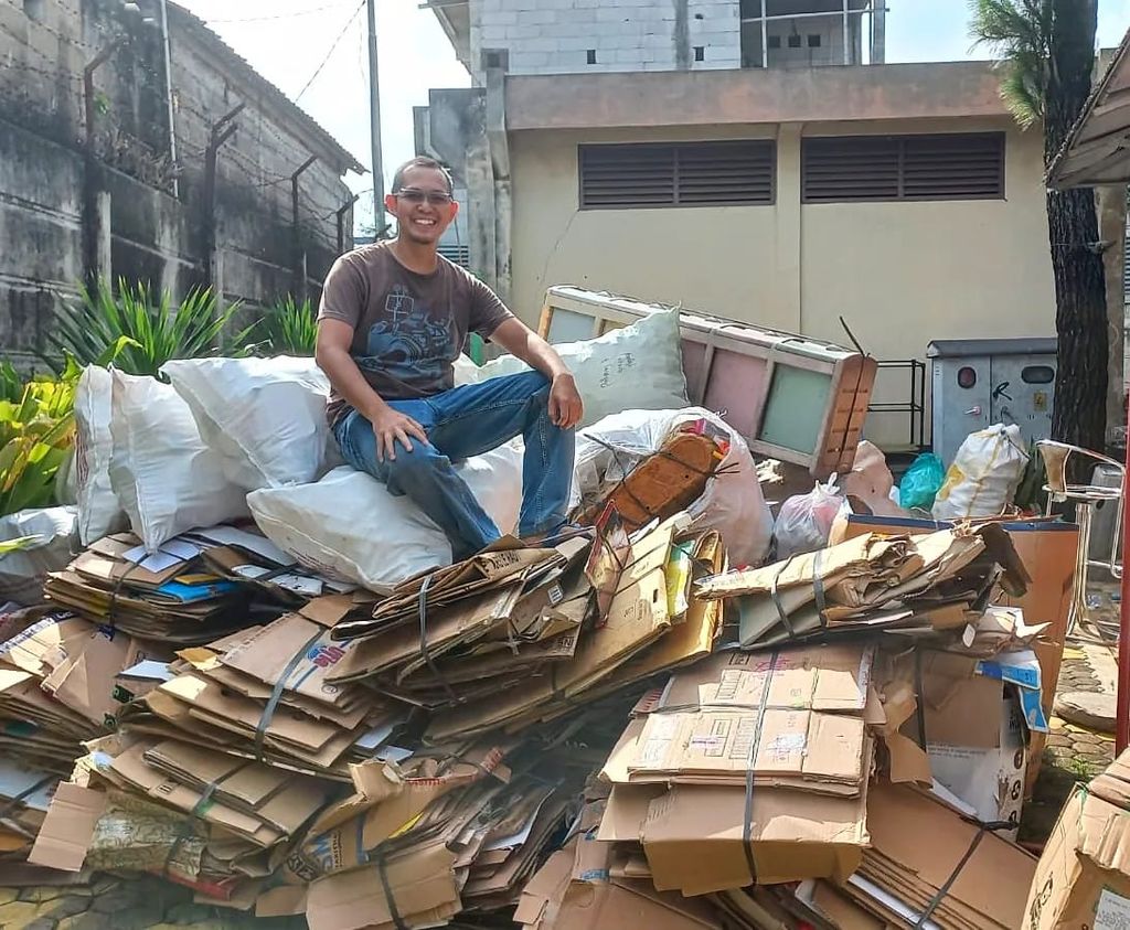 Fajar Mulia di tengah tumpukan sampah bernilai ekonomis yang disedekahkan warga Kompleks Althia Park, Bintaro, Tangerang Selatan, Banten.