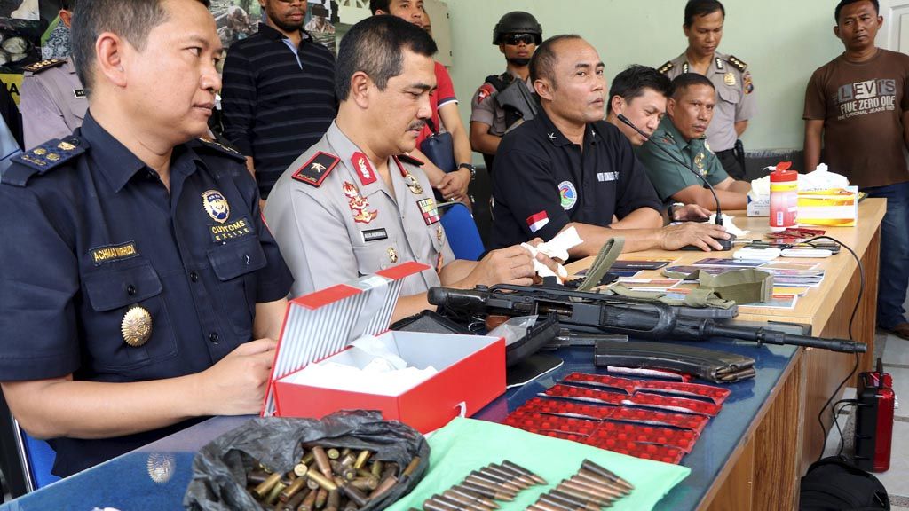 Direktur IV Tindak Pidana Narkoba Bareskrim Polri Brigadir Jenderal Eko Daniyanto (ketiga dari kanan) dan Wakil Kepala Polda Sumatera Utara Brigadir Jenderal Agus Andrianto (kedua dari kiri) menunjukkan sepucuk senjata laras panjang AK-47, sebuah revolver, dan 250 butir peluru kaliber 5,6 di Medan, Sumatea Utara, Kamis (23/3). Senjata itu disita dari dua bandar narkoba yang ditembak mati di Binjai dan Langkat, Sumatera Utara, Rabu (22/3). 