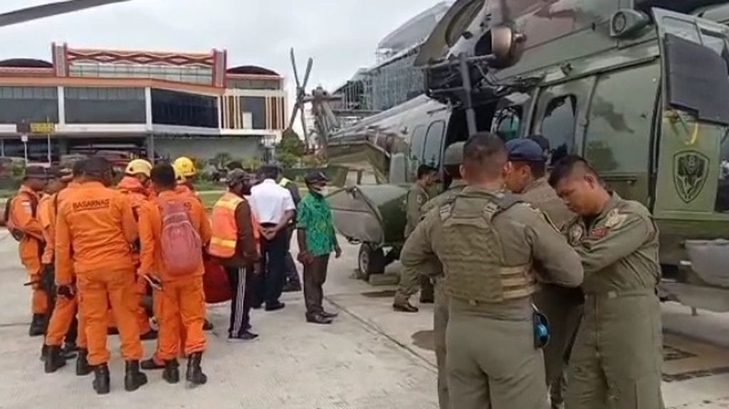 Tim SAR gabungan dari TNI Angkatan Udara dan SAR Timika yang diterjunkan untuk mengevakuasi para penumpang pesawat Susi Air dengan nomor penerbangan PK-BVM yang terjatuh di pedalaman Kabupaten Paniai, Papua, Kamis (23/6/2022).