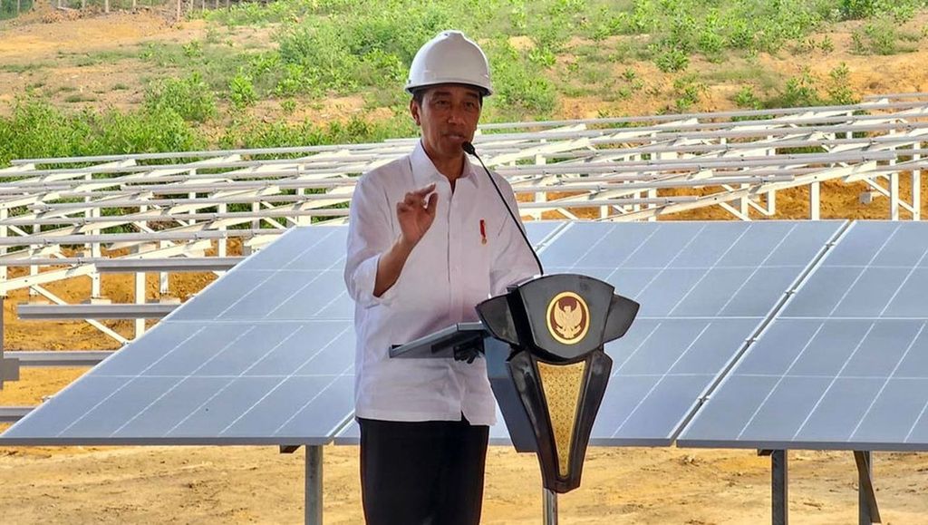 Presiden Joko Widodo memberi sambutan saat peletakan batu pertama pembangunan PLTS di Ibu Kota Nusantara, Kamis (2/11/2023).