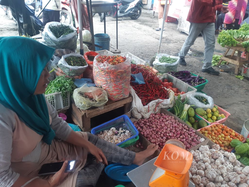 Seorang penjual sayur di Pasar Km 5 Palembang sedang menunggu konsumen, Senin (5/9/2022). Pascakenaikan harga BBM, harga sejumlah kebutuhan bahan pokok merangkak naik. Kondisi ini berdampak pada menurunnya daya beli masyarakat.