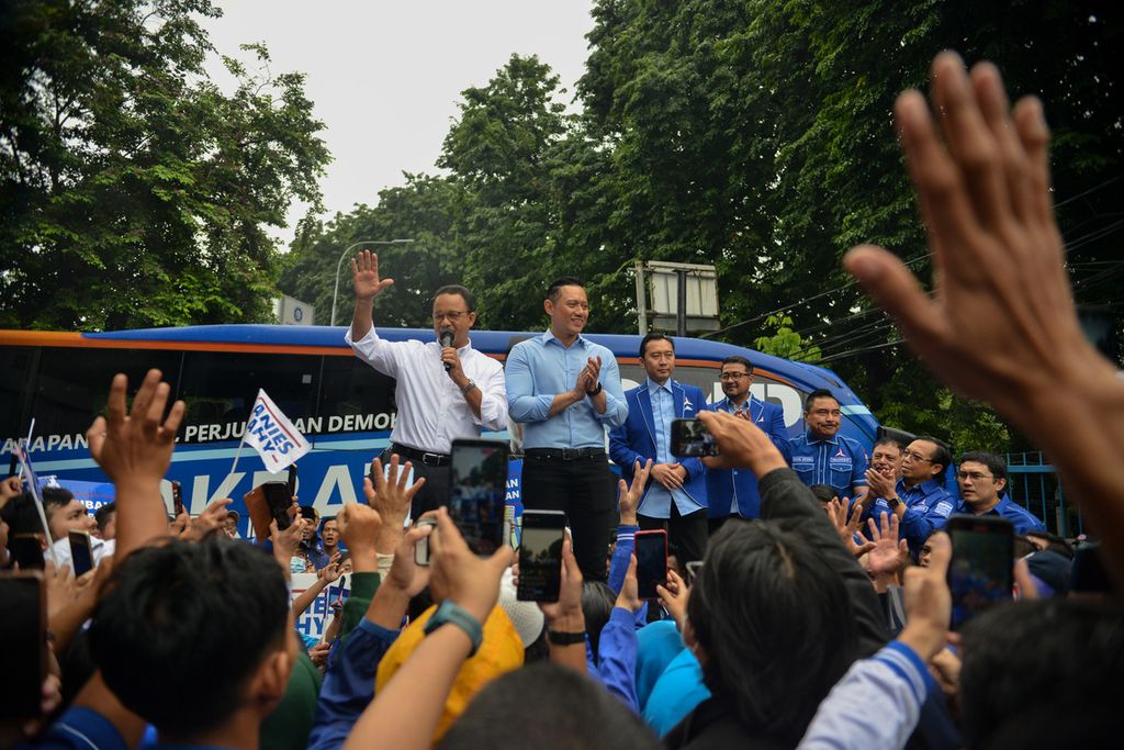 Bakal calon presiden Anies Baswedan (kiri) naik ke atas panggung bersama Ketua Umum Partai Demokrat Agus Harimurti Yudhoyono (kedua dari kiri) dan Edhie Baskoro Yudhoyono (ketiga dari kiri) di DPP Partai Demokrat, Jakarta Pusat, Kamis (2/3/2023). 
