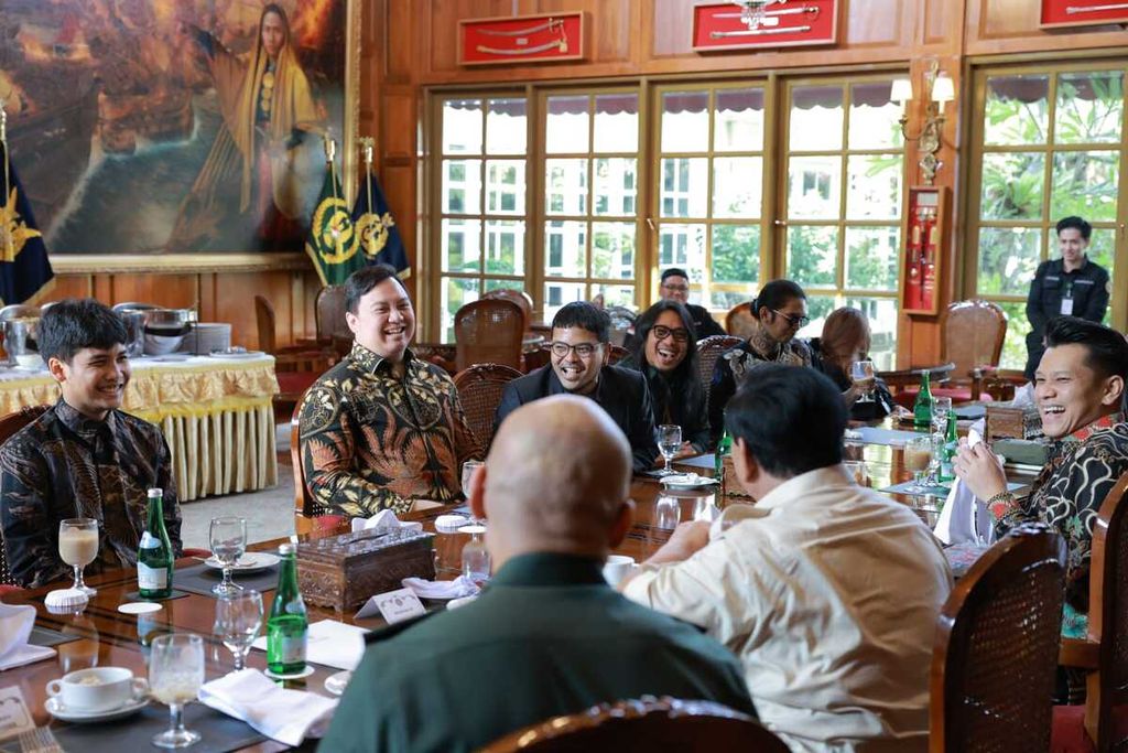 Bakal capres dari Partai Gerindra yang juga Menteri Pertahanan Prabowo Subianto mengundang para pemengaruh muda untuk berdiskusi dan makan bersama di kantor Kementerian Pertahanan, Jakarta, Kamis (3/8/2023).