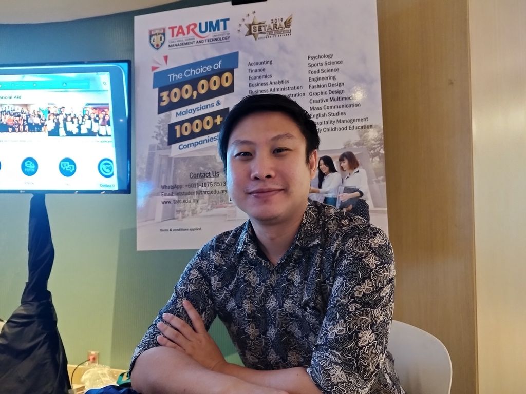 Patrick Bong, perwakilan Tunku Abdul Rahman University Management and Technology, memaparkan berbagai penawaran kampusnya dalam acara ”Ayo Kuliah di Malaysia” di Hotel Pullman, Jakarta, Sabtu (4/3/2023).