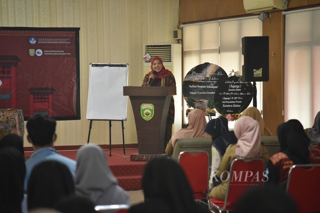 Ketua Panitia Workshop Merawat Aksara Ulu Sumatera Selatan Riski Aginia Hafizha saat membuka acara itu di Perpustakaan Daerah Sumsel, Palembang, Selasa (31/10/2023). 
