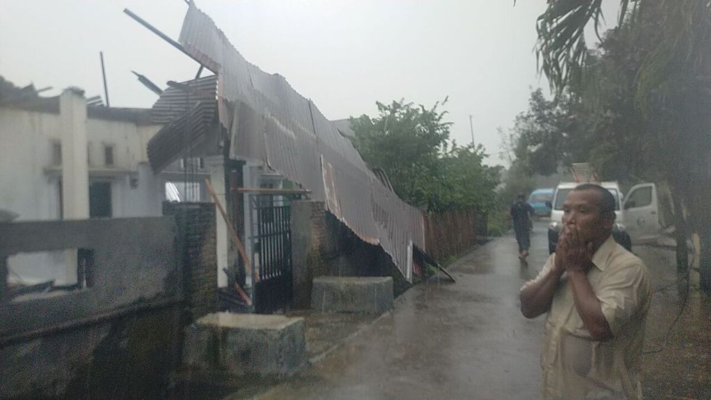 Rumah warga rusak akibat terjangan angin puting beliung di Kabupaten Takalar, Sulsel, Minggu (20/2/2022) sore.