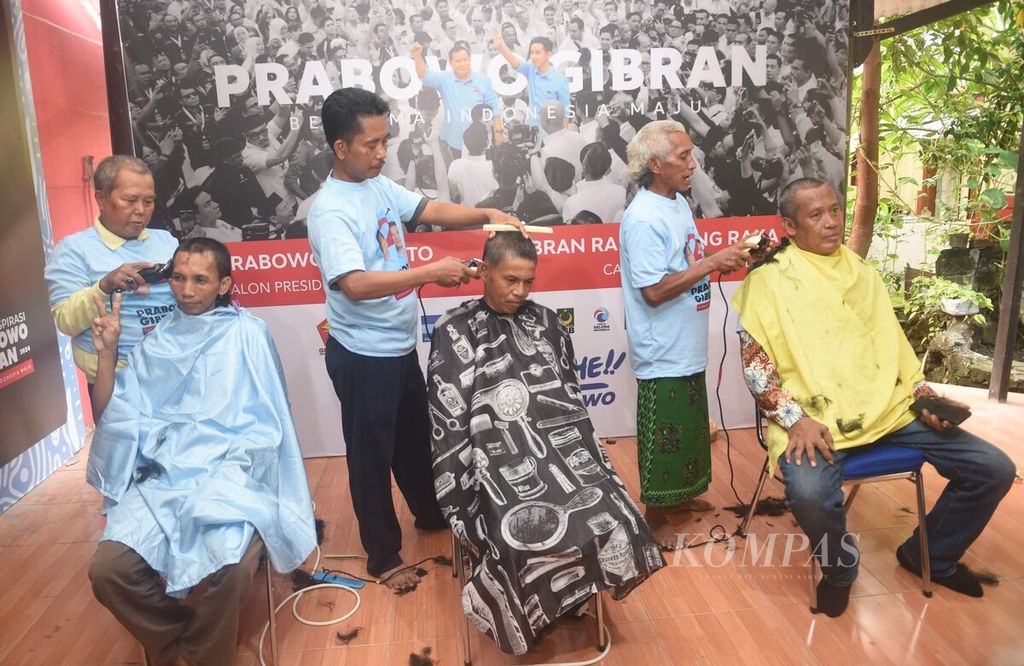 Pendukung mencukur rambut menandai hasil hitung cepat Pemilu 2024 di kantor Tim Kampanye Daerah Jawa Timur Prabowo-Gibran, Surabaya, Rabu (14/2/2024). 