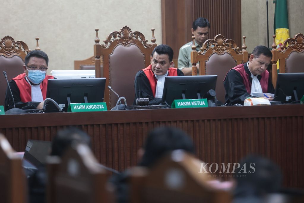 Majelis hakim memimpin sidang kasus dugaan korupsi menara <i>base transceiver station</i> (BTS) 4G Kemenkominfo dengan terdakwa Galumbang Menak Simanjuntak, Mukti Ali, dan Irwan Hermawan di Pengadilan Tindak Pidana Korupsi, Jakarta, Senin (30/10/2023). 