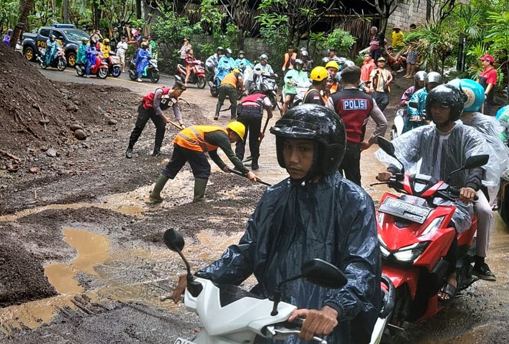 Hujan memicu bencana alam, di antaranya tanah longsor dan banjir, di Kabupaten Karangasem, Bali. Dokumentasi BPBD Kabupaten Karangasem, Jumat (7/6/2024), menampilkan penanganan dampak tanah longsor yang menutup ruas jalan dari dan menuju Karangasem.