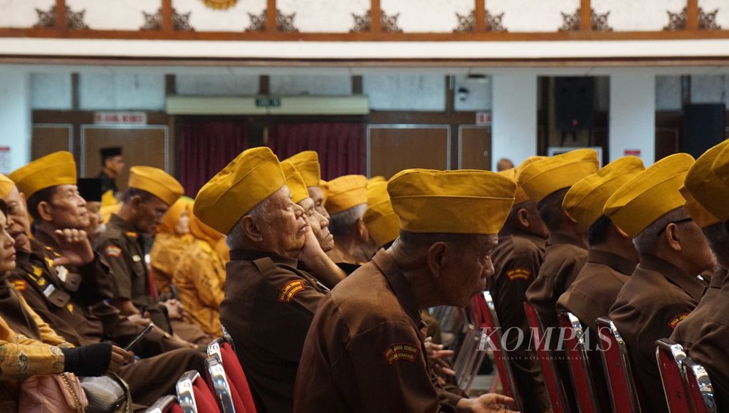 Para veteran mengikuti acara Hari Veteran Nasional di Kota Surakarta, Jawa Tengah, Kamis (10/8/2023). Dalam kesempatan itu, Menteri Pertahanan Prabowo Subianto turut hadir menyampaikan sambutan.