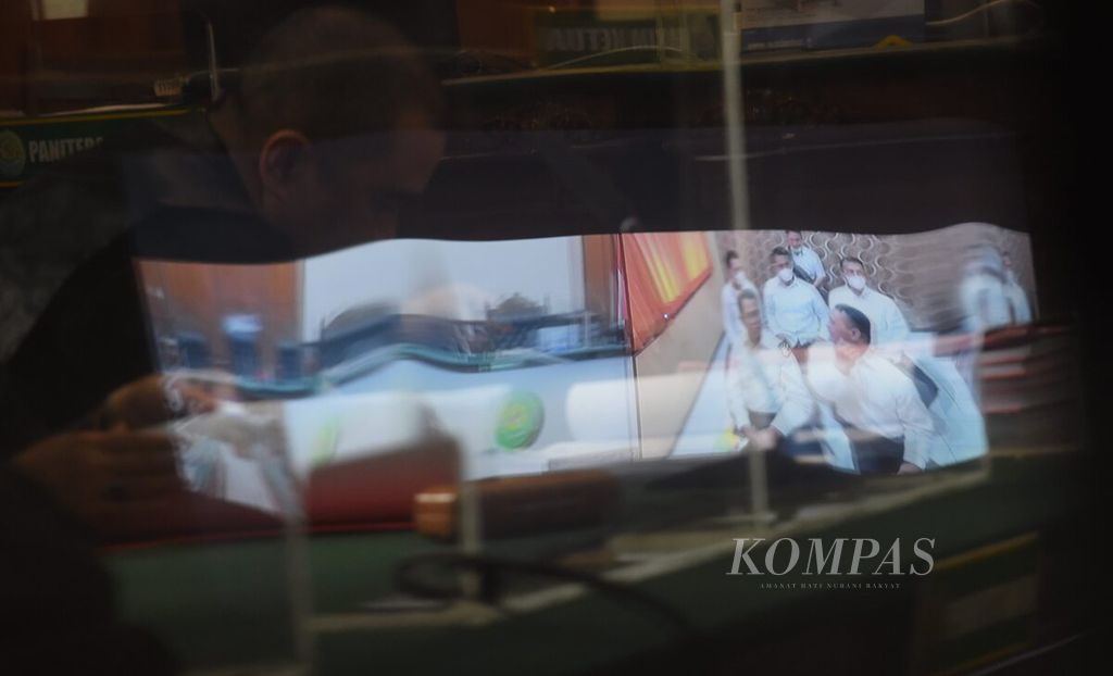 Refleksi sidang perdana kasus Tragedi Kanjuruhan di Pengadilan Negeri Surabaya, Jawa Timur, Senin (16/1/2023). Sidang dilakukan secara daring dengan diikuti para terdakwa dari di dalam Rutan Polda Jatim.