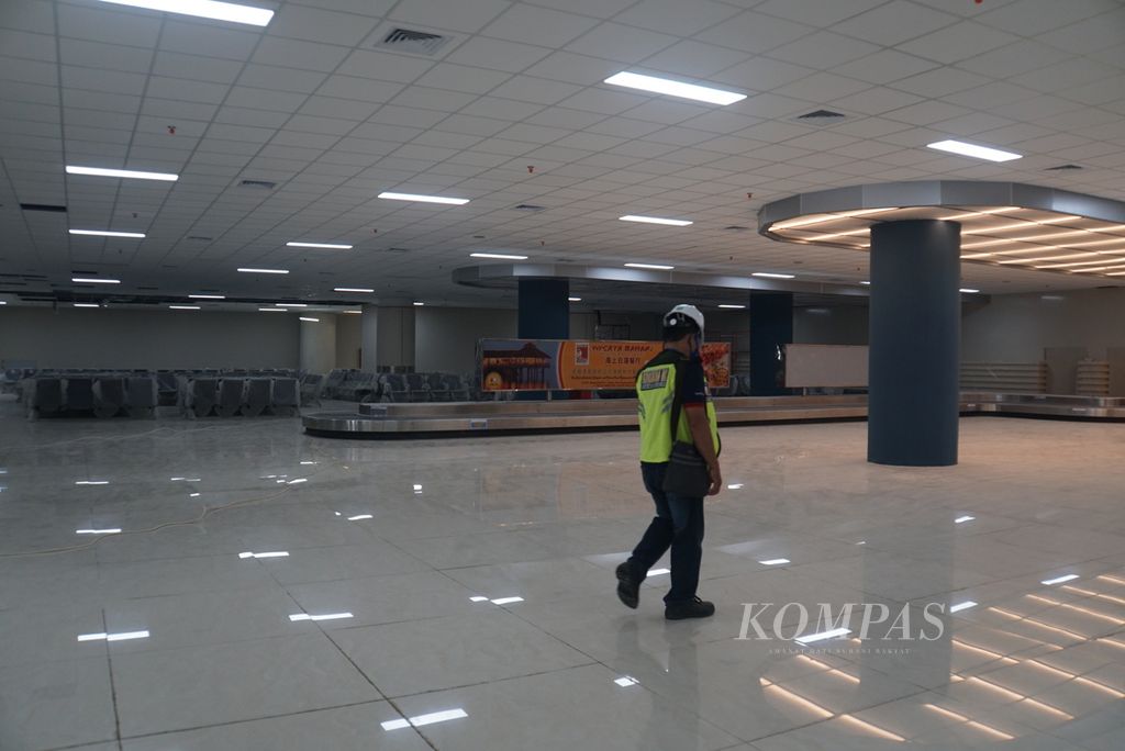 Seorang petugas keamanan melintas di depan ban berjalan (<i>conveyer belt</i>) di terminal baru Bandara Sam Ratulangi Manado, Sulawesi Utara, Rabu (16/12/2020). 