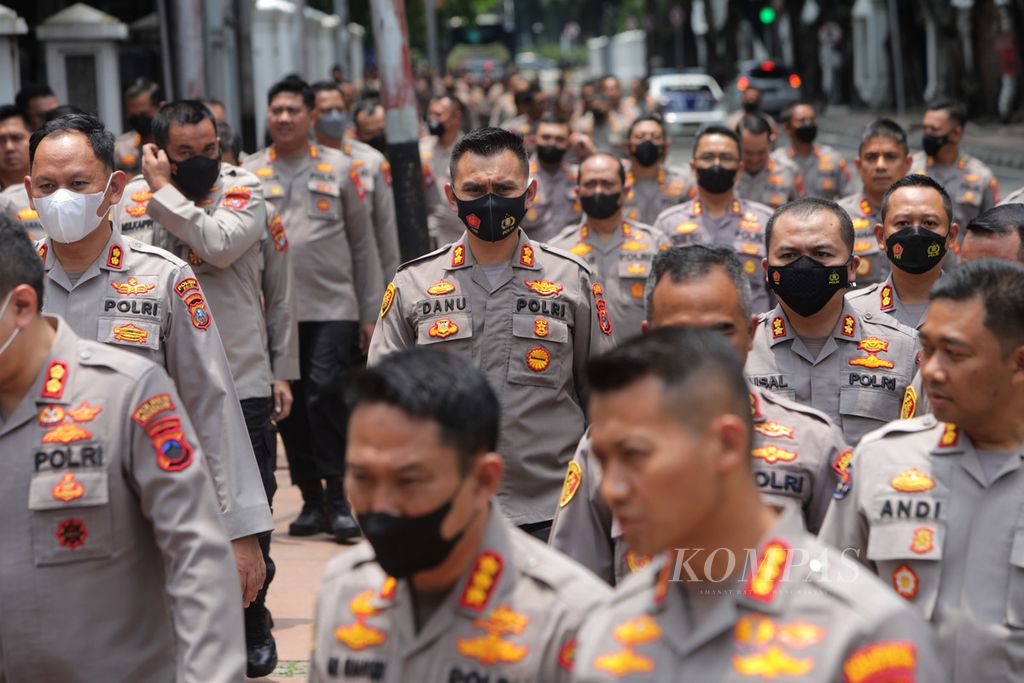 Police officials arrive around the State Palace, Jakarta, before attending the Presidential Briefing, on Friday (14/10/2022).