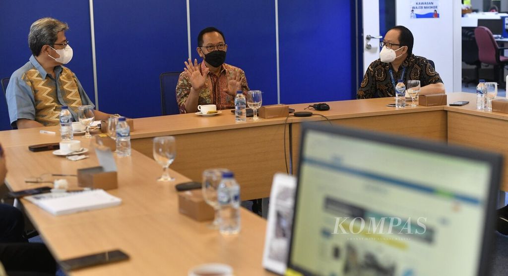 Kepala Otorita Ibu Kota Negara (IKN) Nusantara Bambang Susantono (tengah) dan Wakil Kepala Otorita IKN Nusantara Dhony Rahajoe (kiri) memaparkan sejumlah hal terkait pembangunan IKN Nusantara dalam kunjungan ke Redaksi <i>Kompas </i>di Jakarta, Sabtu (19/3/2022). 