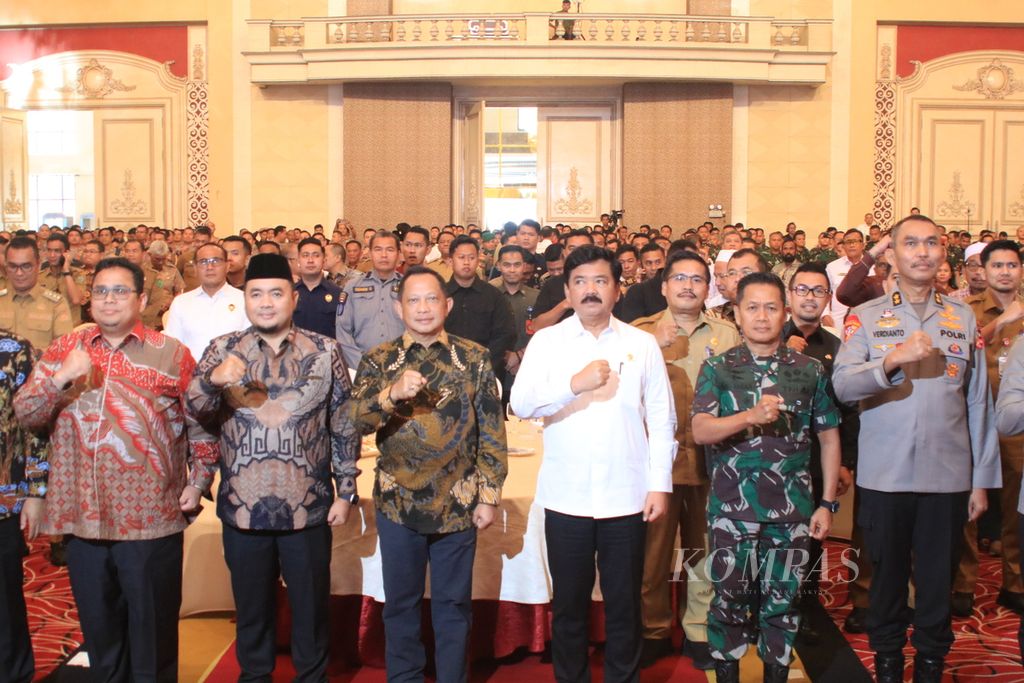 Menteri Koordinator Bidang Politik Hukum dan Keamanan Hadi Tjahjanto (ketiga dari kanan) dan Menteri Dalam Negeri Tito Karnavian (ketiga dari kiri) berfoto bersama dalam rapat koordinasi kesiapan penyelenggaraan pilkada serentak tahun 2024 di wilayah Sumatera di Medan, Sumatera Utara, Selasa (9/7/2024).