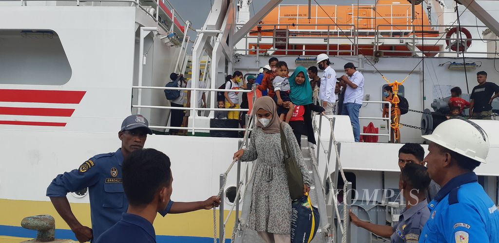 Penumpang kapal perintis KM Sabuk Nusantara 108 turun di Pelabuhan Menanga, Pulau Solor, Kabupaten Flores Timur, NTT, Selasa (1/11/2022).