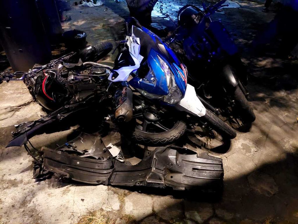 Kondisi sepeda motor yang terlibat dalam kecelakaan di pintu keluar Jalan Tol Bawen di Kabupaten Semarang, Jawa Tengah, Sabtu (23/9/2023) malam. Dalam peristiwa itu, sebuah truk yang diduga mengalami rem blong menabrak sejumlah mobil dan sepeda motor.