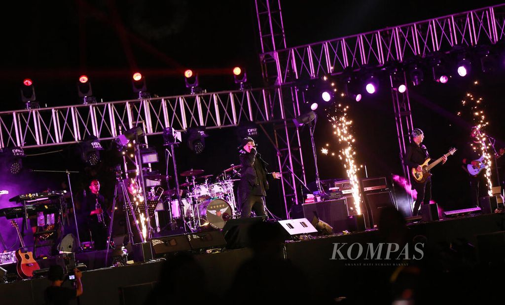 Penampilan pentolan Dewa 19 Ahmad Dhani dalam konser merayakan 30 tahun Dewa 19 bertajuk "Legends Never Die" di Candi Prambanan, Sleman, Daerah Istimewa Yogyakarta, Sabtu (6/8/2022) malam.
