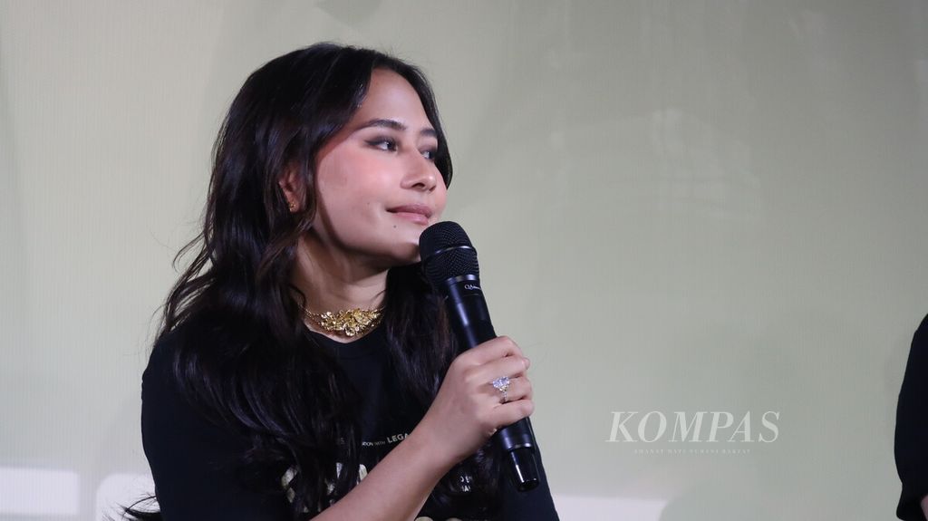 Aktris Prilly Latuconsina berbicara dalam konferensi pers film <i>Ketika Berhenti di Sini</i>, Jakarta, Senin (24/7/2023). 