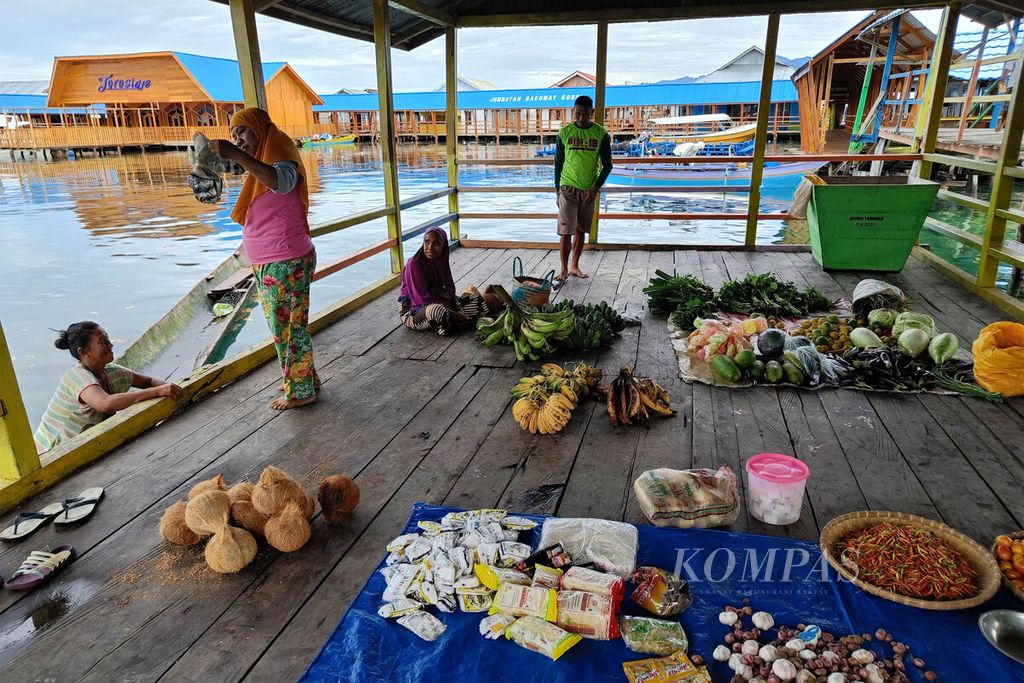 Pedagang mengecek ikan asin milik warga yang akan ditukar dengan pisang di Kampung Bajo Torosiaje, Kabupaten Pohuwato, Gorontalo, Jumat (15/7/2022).