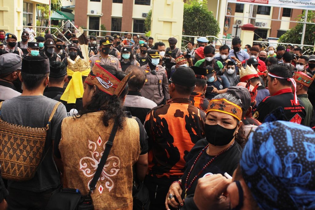Masyarakat melakukan unjuk rasa di depan kantor Pengadilan Negeri Kota Palangkaraya, Kalteng, Jumat (27/5/2022), memprotes keputusan hakim yang membebaskan terdakwa kasus narkoba.