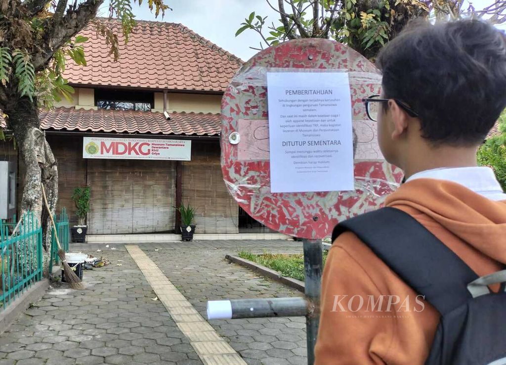 Seorang warga membaca pengumuman penutupan layanan Museum Dewantara Kirti Griya di kompleks Perguruan Tamansiswa, Kota Yogyakarta, Senin (5/6/2023). Penutupan dilakukan setelah terjadi bentrokan dua kelompok massa di Jalan Tamansiswa, Yogyakarta, Minggu (4/6/2023) malam.