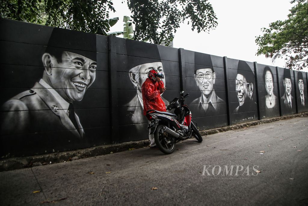 Lukisan para presiden Republik Indonesia tergambar di sebuah tembok di kawasan Cipondoh, Tangerang, Banten, Rabu (18/8/2021). 