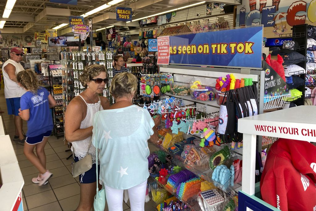 Sebuah toko di trotoar di Ocean City, New Jersey, AS, mempromosikan barang yang dijual "As Seen on Tiktok" pada 22 Juli 2021.