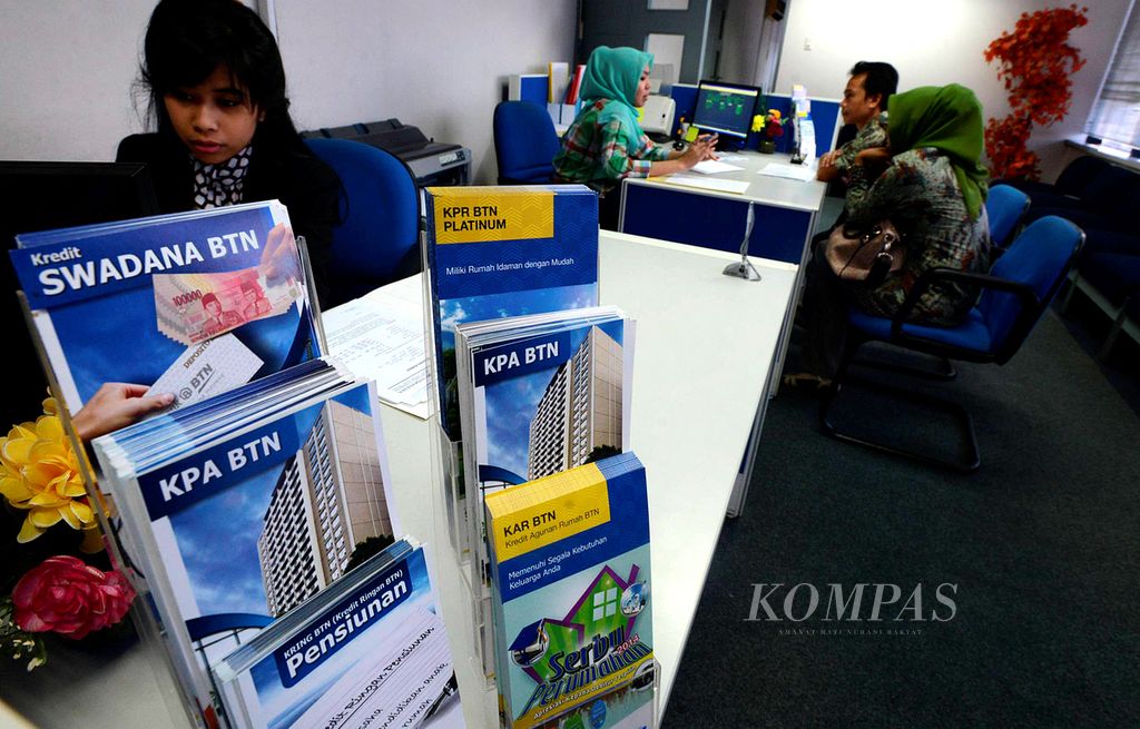 Suasana di layanan nasabah untuk pengurusan kredit pemilikan rumah (KPR) di Bank BTN Kantor Cabang Harmoni, Jakarta, Kamis (24/4).