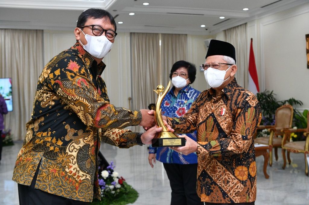 Wakil Presiden Ma’ruf Amin menyerahkan penghargaan Proper 2022 kepada salah satu pemimpin perusahaan di Istana Wapres, Jakarta, Kamis (29/12/2022).