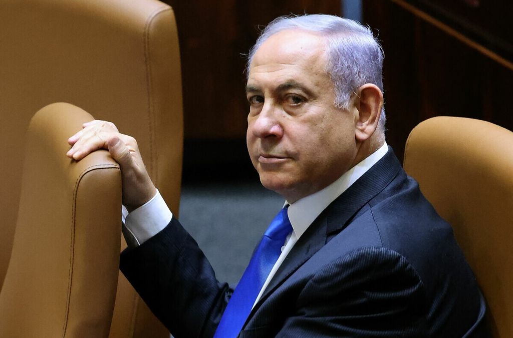 Perdana Menteri Israel Benjamin Netanyahu menghadiri sidang istimewa guna pemungutan suara untuk pembentukan pemerintahan baru di Knesset, Yerusalem, Minggu (13/06/2021). Dalam sidang tersebut, aliansi delapan partai yang dipersatukan oleh permusuhan terhadap Netanyahu akhirnya memenangkan pemungutan suara dengan margin tipis. Kader dari sayap kanan, Naftali Bennett, ditetapkan sebagai perdana menteri selama dua tahun menggantikan Netanyahu.