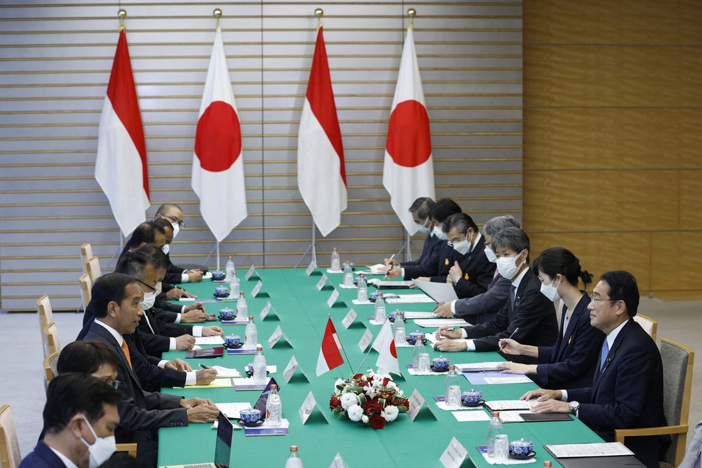 Perdana Menteri Jepang Fumio Kishida (kanan) berbincang dengan Presiden Joko Widodo saat pertemuan di Tokyo, Rabu (27/7/2022). 