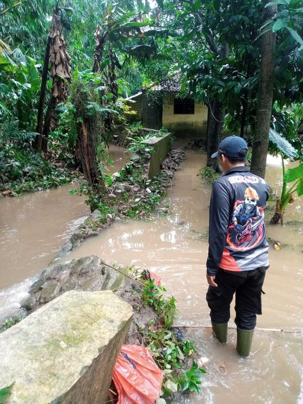 Tanggul pembatas air di Kampung Babakan Kaum, Kelurahan Kedung Waringin, Kecamatan Tanah Sareal, Kota Bogor, jebol, Jumat (7/10/2022). Aliran air Kali Cieureung masuk ke permukiman warga, mencapai sekitar 100 sentimeter.
