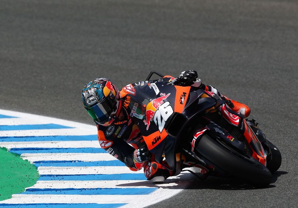 KTM racer, Dani Pedrosa, revved his motorcycle during the first practice of the Spanish MotoGP series at the Jerez circuit in Jerez de la Frontera, on Friday (28/4/2023).