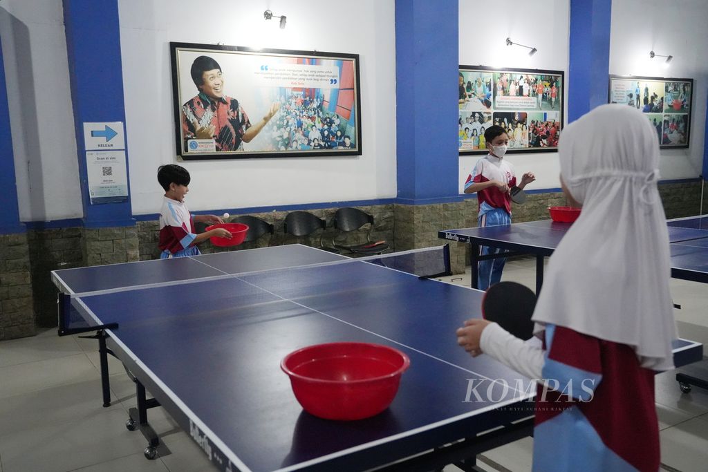 Dua anak bermain pingpong sembari melatih menangkap bola dengan ember di Sekolah Kak Seto, Kelurahan Parigi, Kecamatan Pondok Aren, Tangerang Selatan, Banten, Kamis (25/7/2024). Sekolah itu menerapkan 