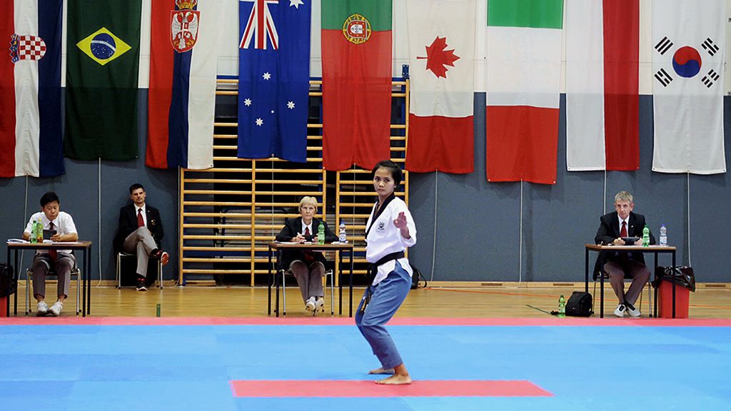 Atlet taekwondo Indonesia, Mutiara Habiba, sedang berlomba pada nomor perseorangan putri dalam Kejuaraan Terbuka Taekwondo Poomsae Austria, di Vienna, Sabtu (18/6). Habiba meraih emas pada nomor itu.