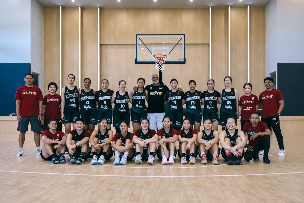 Asisten pelatih Los Angeles Lakers, Phil Handy, melatih ketangkasan para pemain dan mengasah kemampuan pelatih timnas basket putri dalam "training camp" Asian Games Hangzhou 2023 di Surabaya, Jawa Timur, Jumat (8/9/2023).