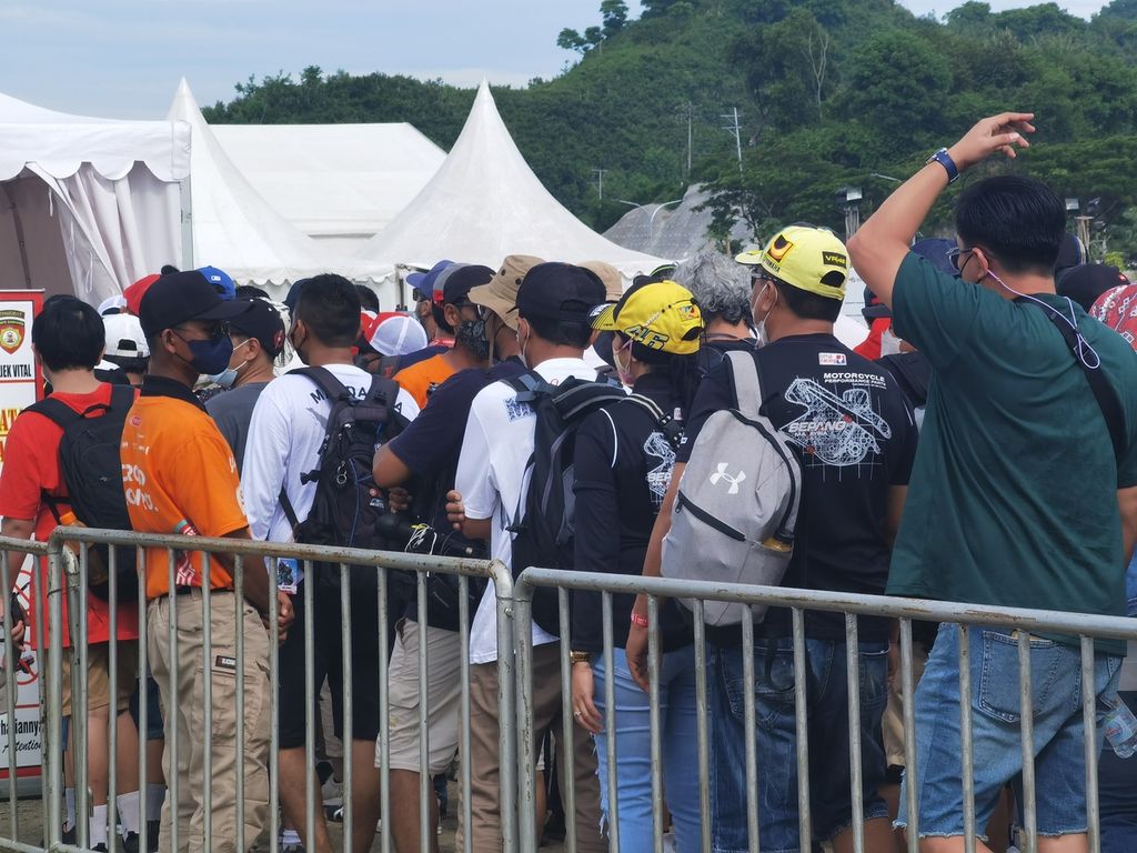 Antrean panjang penonton terlihat di pintu satu Sirkuit Internasional Jalan Raya Pertamina Mandalika, Kuta, Pujut, Lombok Tengah, Nusa Tenggara Barat, Minggu (20/3/2022) pukul 09.00 Wita. Pada hari ketiga atau hari balapan MotoGP, total penonton yang hadir mencapai sekitar 62.923 ribu penonton.