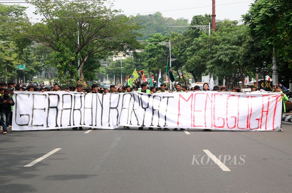 Mahasiswa membentangkan spanduk bertuliskan Gerakan Rakyat Menggugat saat mereka menggelar unjuk rasa di Jalan Pahlawan, Kota Semarang, Kamis (22/8/2024). 