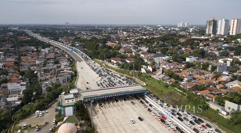 Foto aerial kemacetan panjang di Jalan Tol Depok-Antasari (Desari) hingga di Gerbang Tol Cilandak Utama, Jakarta Selatan, Senin (6/2/2023). Kemacetan pun terjadi setelah keluar Gerbang Tol Cilandak Utama menuju Jalan Pangeran Antasari.