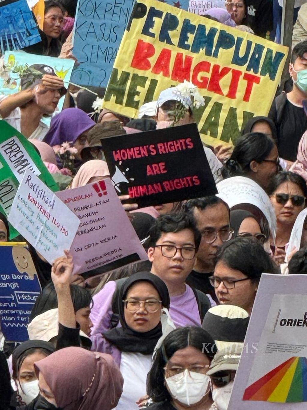 Ratusan perempuan yang tergabung dalam Aliansi Perempuan Indonesia memperingati Hari Perempuan Internasional 2024, dengan berjalan kaki dari depan Gedung Bawaslu hingga kawasan Monas Jakarta, Jumat (8/3/2024).  